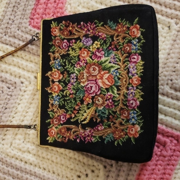 Beautiful vintage hand stitch mini purse - Picture 4 of 15